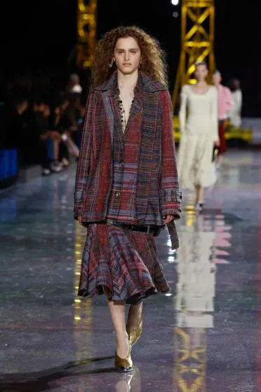 Неделя моды в Париже: Марго Робби (с каре), Кайли Миноуг, Лили-Роуз Депп и Ольга Карпуть среди гостей, российские модели — на подиуме на показе Chanel Chanel, показе, осеньзима, Кайли, Париже, Миллер, Евсеева, Берзения, Images, Уинфри, ЛилиРоуз, подиум, Миноуг, Марго, новой, Робби, нулевых, 2026Адица, 2026Вика, Консани