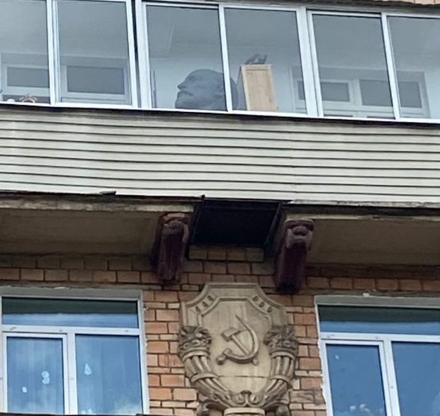 Выставил на балкон. Балкон с улицы. Около балкона. Курчатовская школа Маршала Василевского. Прозрачный балкон в Москве.