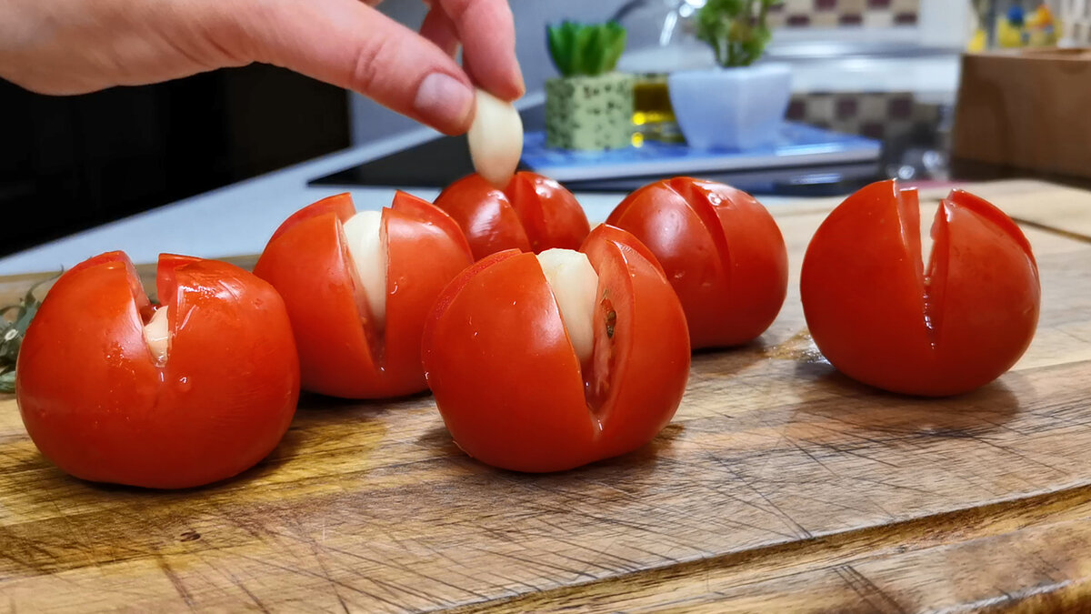 Горбуша в духовке. Вкусно и сочно, не хуже семги травы, Перемешиваем, спинные, такая, очень, помидоры, готовим, горбушу, рыбку, зеленью, надрезаем, небольшие, сверху, Берем, фишка, масломДальше, крестиком, растительным, поливаем, Когда