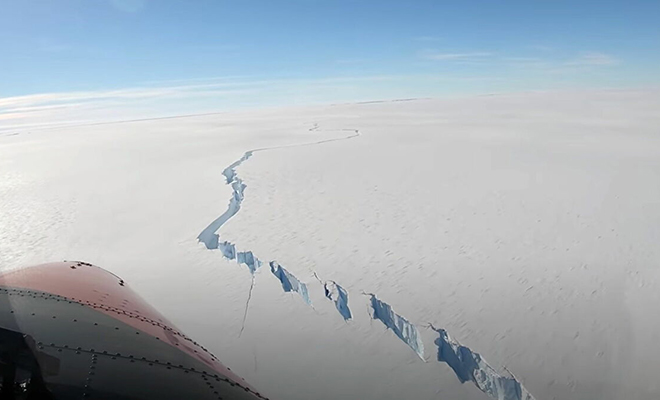Ученые с самолета сняли, как от Антарктиды откалывается айсберг размером с Петербург: видео