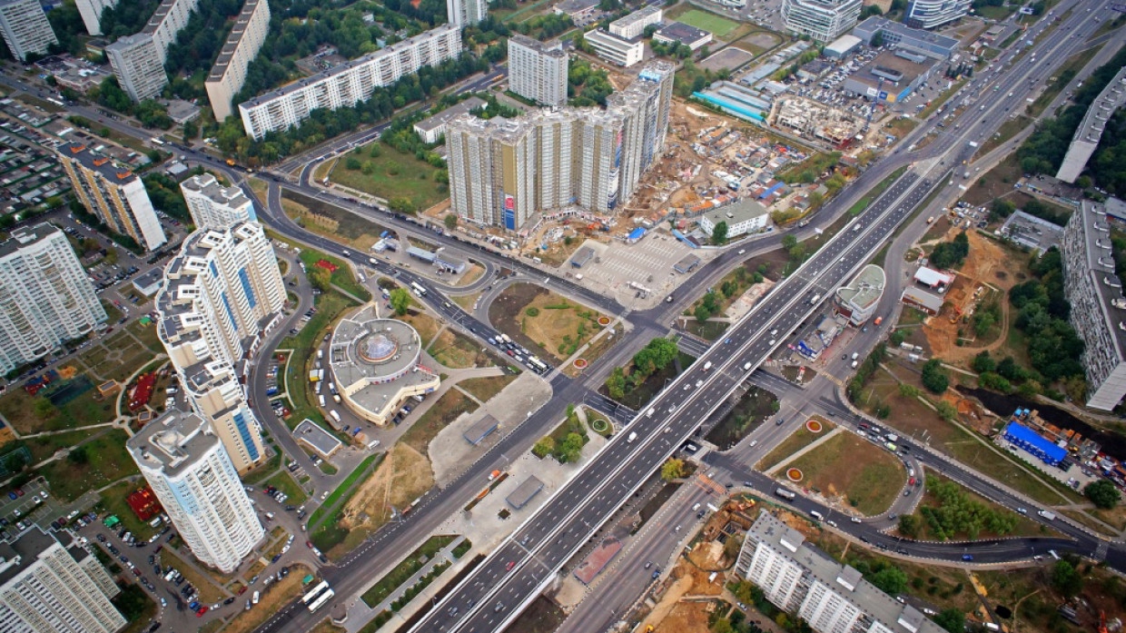 Москвичам объяснили причину обветшания дорог на магистралях Общество