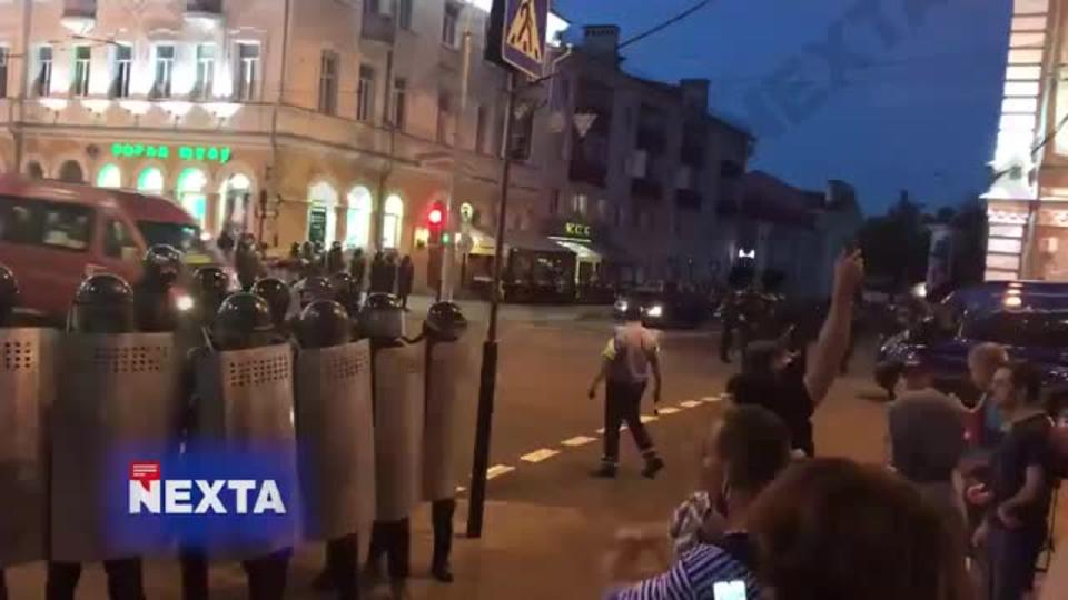 Видео: Силовики не торопятся разгонять толпу в Гомеле