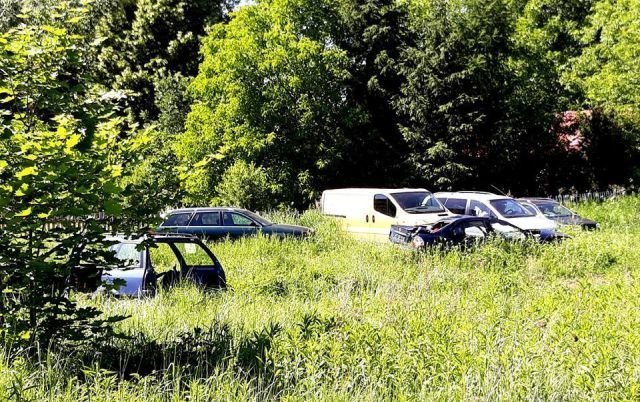 Польское село превратилось в свалку брошенных автомобилей Польское село превратилось в свалку брошенных автомобилей авто, свалка, факты