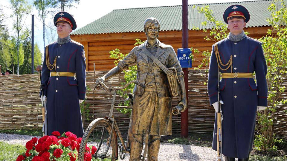 Памятник почтальонке времен ВОВ открыли в парке 