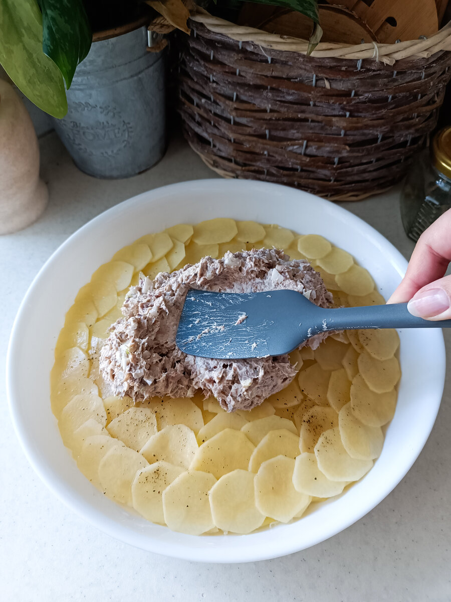 Картофельные запеканки - сытный, беспроигрышный вариант ужина. А рыбные консервы отличная альтернатива свежей рыбе, которая не всегда есть в холодильнике.-9