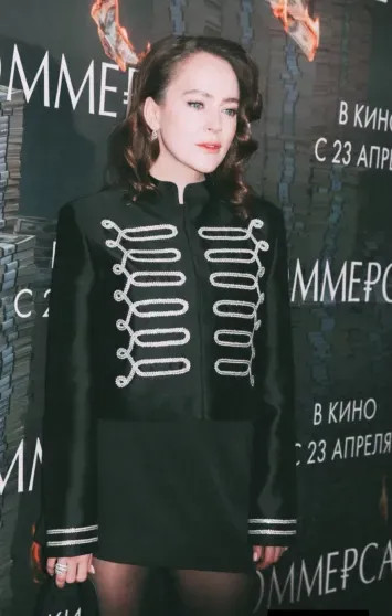 Аглая Тарасова, Александр Петров с женой, Сергей Бурунов и Елизавета Базыкина посетили премьеру фильма 