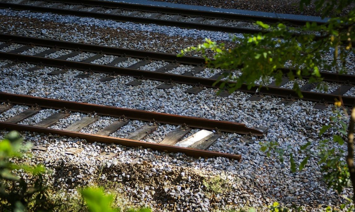Злоумышленники подорвали участок железной дороги в Курской области