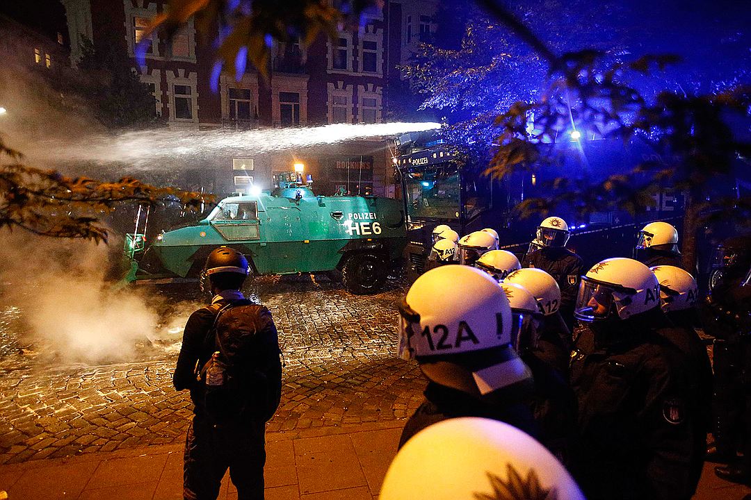 Для разгона протестантов полиция активно применяет водомёты и слезоточивый газ Фото: REUTERS