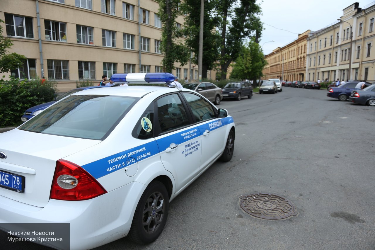 Полиция спб. Полиция Питера машины. Полицейский автомобиль СПБ. Машина полиции Петербурга. Милицейская машина СПБ.