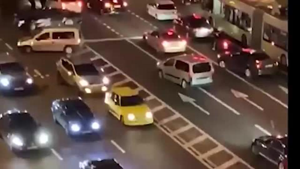 Видео: В Минске водитель сбил омоновца, пытаясь избежать задержания