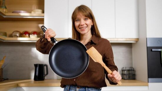 Секрет идеальной уборки — у вас в кружке: способ отмыть сковороду и придать посуде блеск