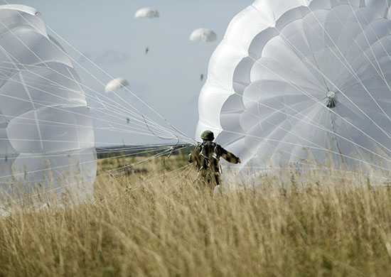Более 1 тыс. комплектов современных средств десантирования и парашютных систем поступило в Воздушно-десантные войска за зимний период обучения в 2024 года