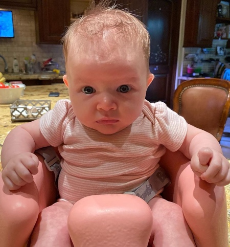 Семейный выход: Милла Йовович с мужем, дочерьми Эвер и Ошин на пляже в Малибу Звезды,Звездные пары