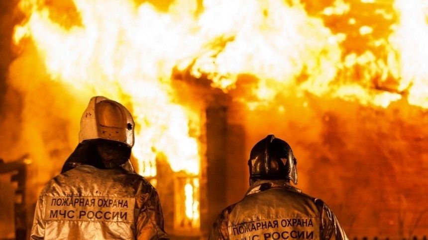 Видео: Около 500 человек оказались без света из-за пожара в коллекторе в Москве