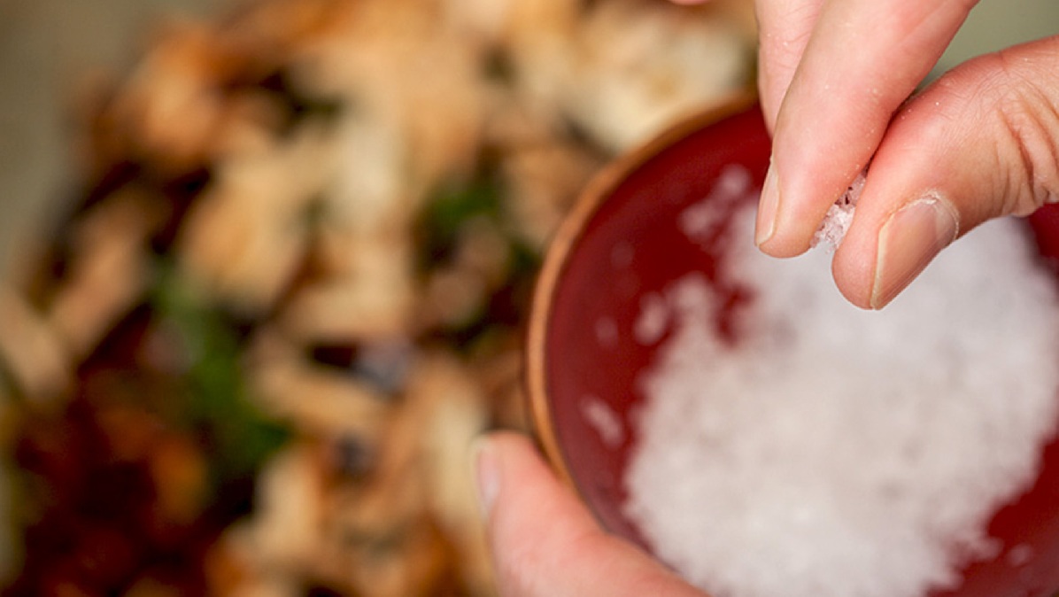 Ученые нашли связь между злоупотреблением солью и риском развития рака желудка