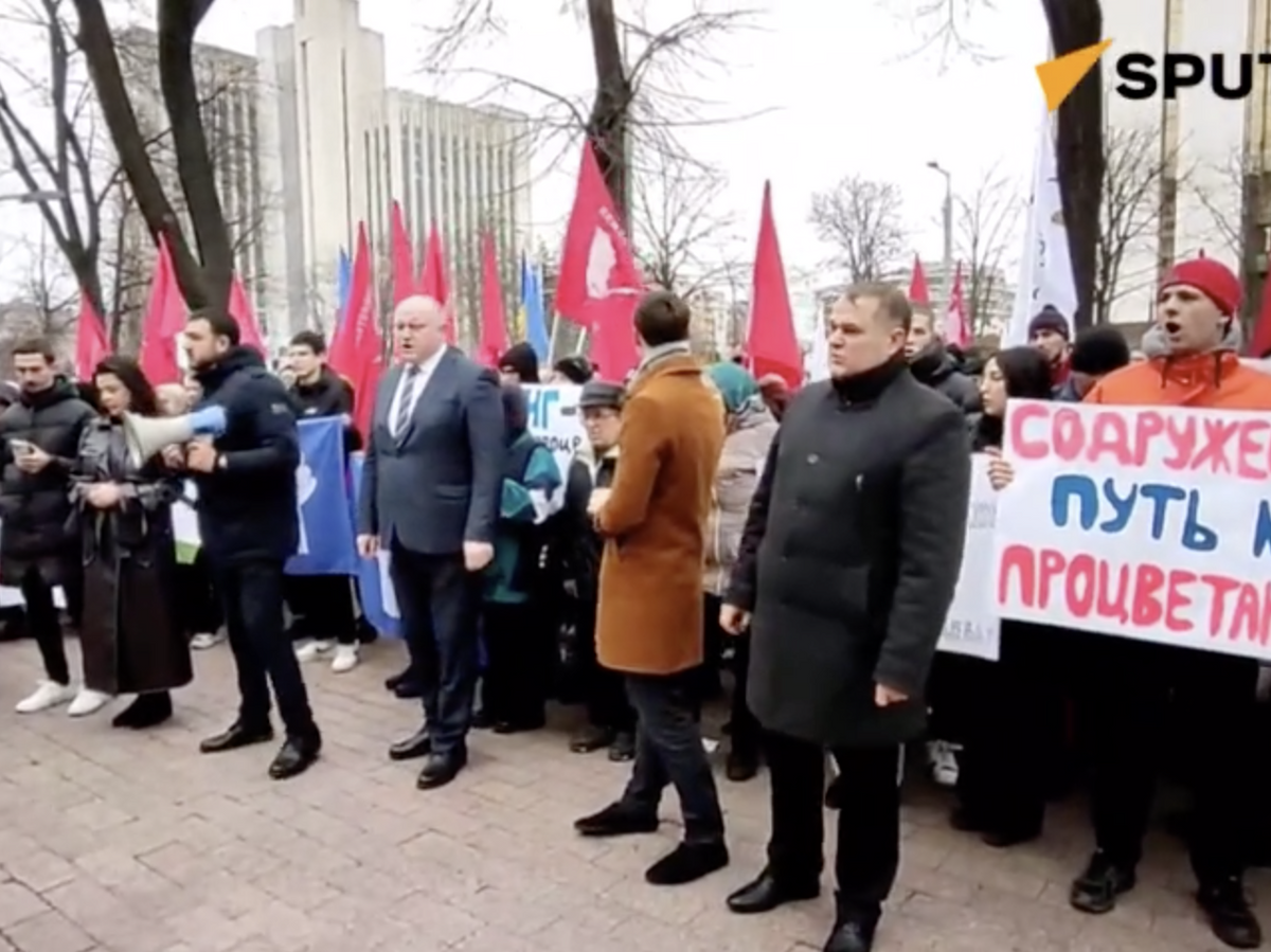    Марш против денонсации соглашений страны с СНГ, организованный партией "Возрождение" в Кишиневе© Sputnik