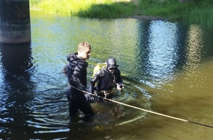 В Шуе из реки Тезы водолазы достали труп утонувшего молодого парня