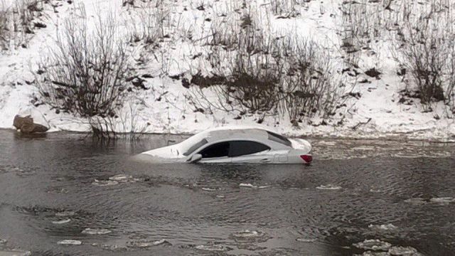 В Рыбинске на берег Волги течение прибило автомобиль Lexus