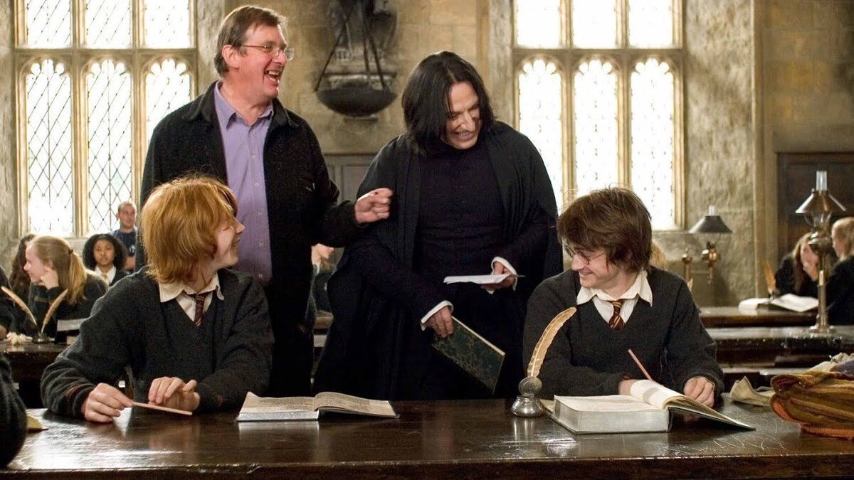 1) Учеба Было бы иронично, если бы актеры "Гарри Поттера" играли в учебу в Хогвартсе, оставив при этом настоящую учебу в реальной жизни.