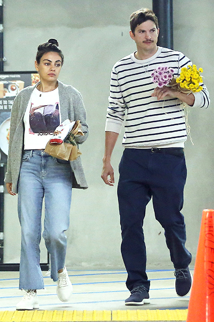 Цветочная романтика: Мила Кунис и Эштон Катчер на прогулке в Лос-Анджелесе Цветочная романтика: Мила Кунис и Эштон Катчер на прогулке в Лос-Анджелесе Звездные пары