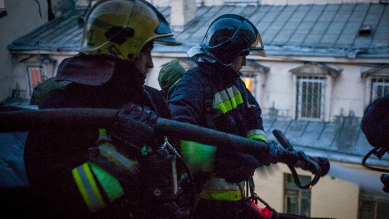 Холодильник загорелся в одной из петербургских квартир Центрального района