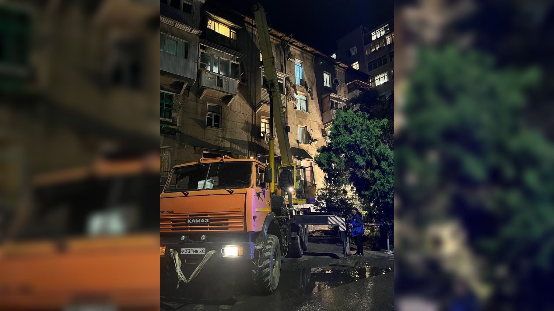 Свисающие конструкции балкона демонтируют после обрушения с жертвами в Сочи Свисающие конструкции балкона демонтируют после обрушения с жертвами в Сочи Происшествия