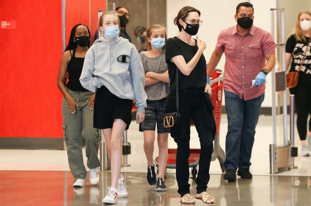 Анджелина Джоли замечена с детьми на шопинге в Западном Голливуде Анджелина Джоли замечена с детьми на шопинге в Западном Голливуде Звездные дети