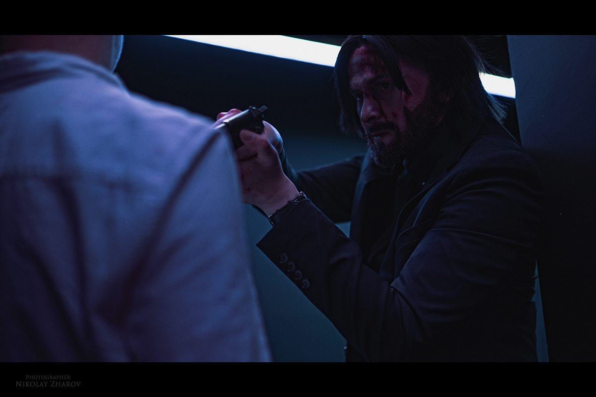 Джон уик на русском языке. Джон уик директор Континенталь. John Wick Cosplay. Микро Джон уик.