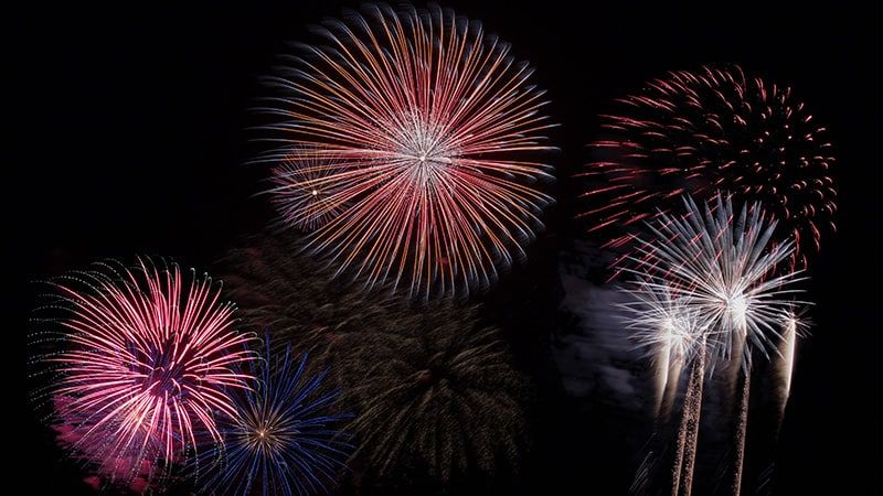 Салют по случаю Дня России запустили в Москве на ВДНХ