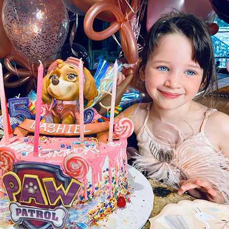 Праздник на карантине: Милла Йовович отметила день рождения дочери Праздник на карантине: Милла Йовович отметила день рождения дочери Дети,Дети знаменитостей