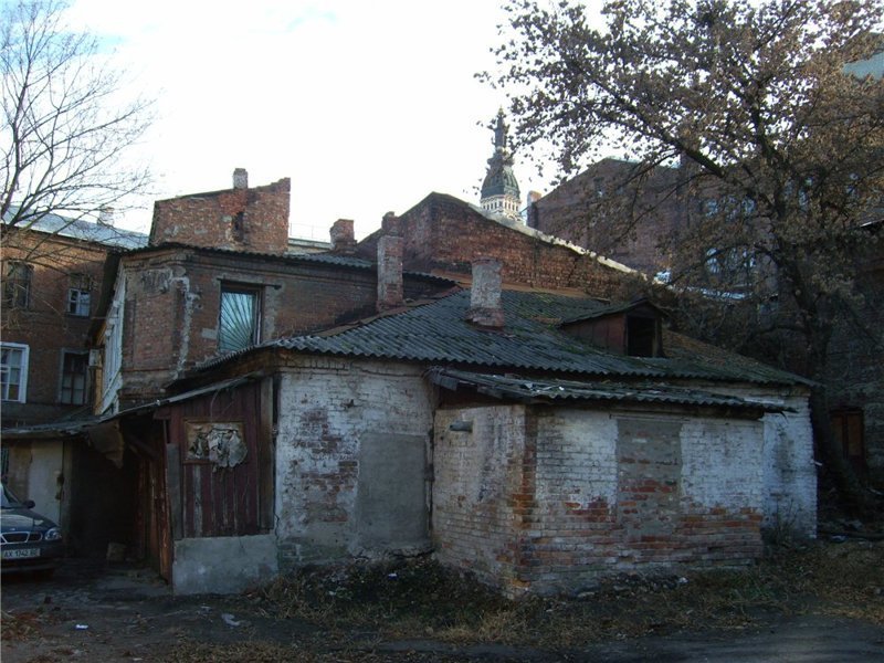Примечательно, что в большинстве этих зданий живут люди города, города украины, нищета, обратная сторона, разруха, трущобы, украина