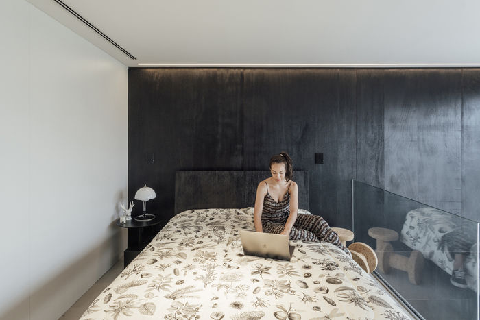 Очень стильный лофт с невероятной черной лестницей интерьер и дизайн