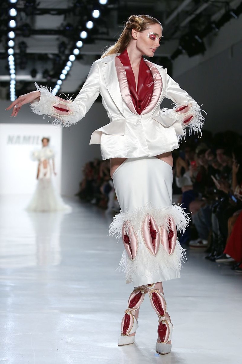 Модель демонстрирует красно-белый костюм, отделанный белым мехом Namilia, бренд, в мире, коллекция, маразм, мода, нью-йорк