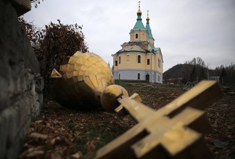 Украина: захваченные раскольниками храмы поросли паутиной