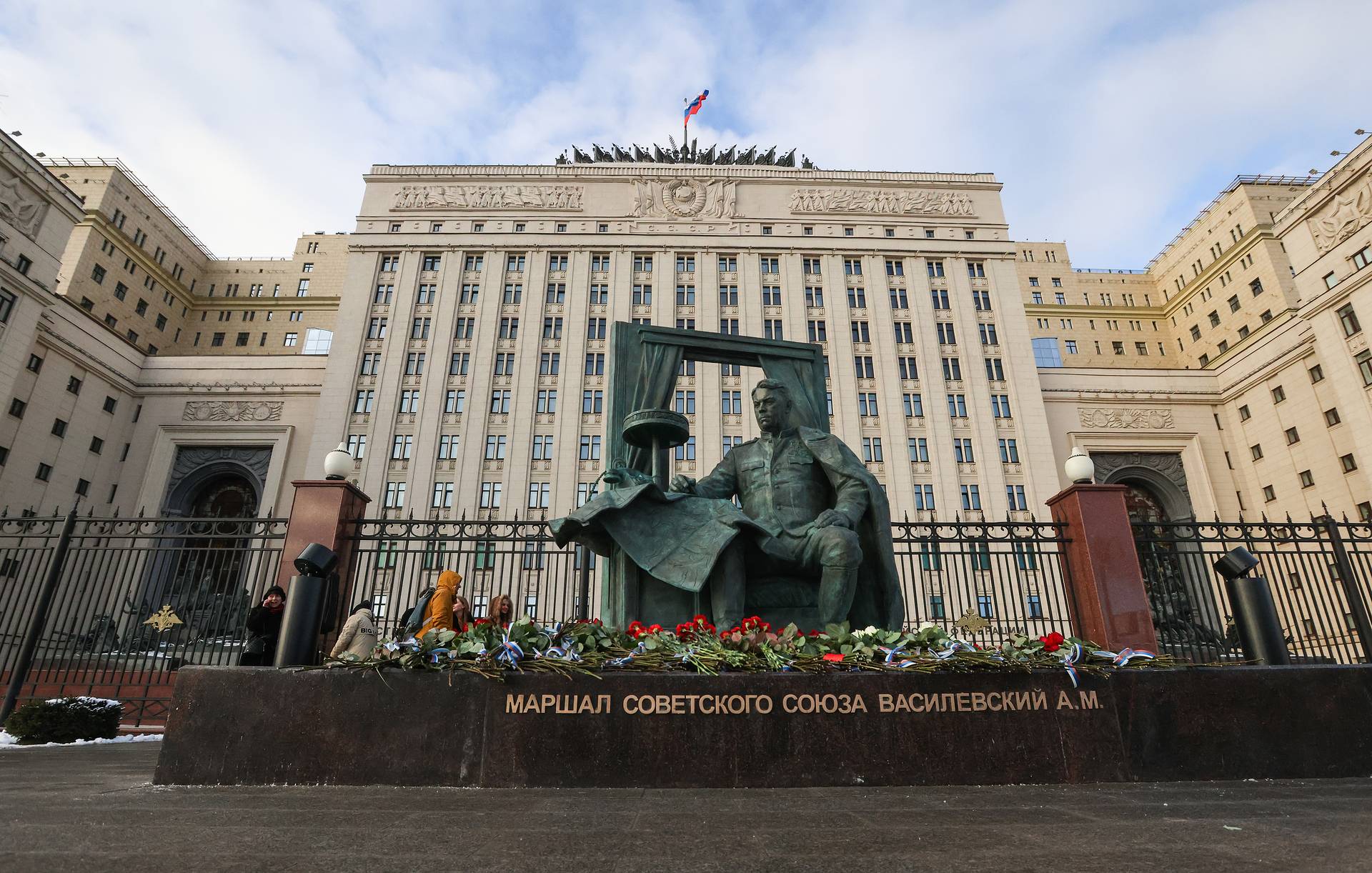 памятник примакову на смоленской площади в москве