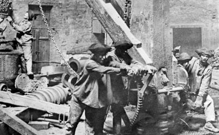 На фото: работа литейщиков на металлургическом заводе, 1904 год, Российская империя