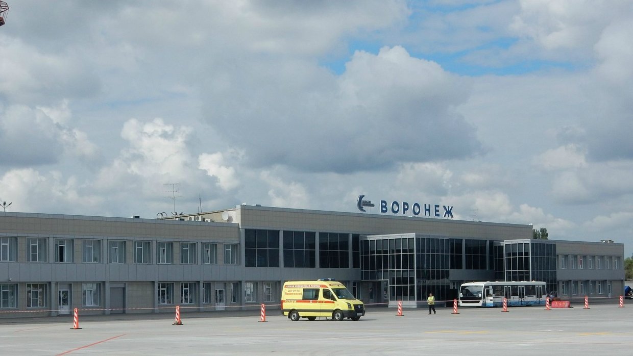 Тягач протаранил самолет авиакомпании S7 в аэропорту Воронежа