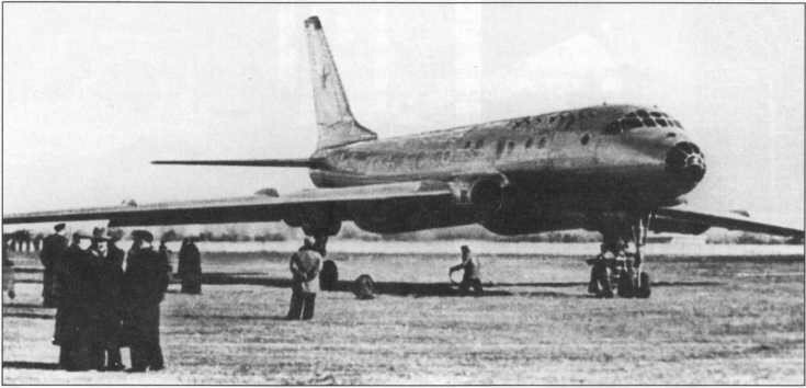 Первый серийный Ту-104 (зав. № 5350001) на заводском аэродроме за два дня до первого вылета. Харьков, 3 ноября 1955 г. ХГАПП