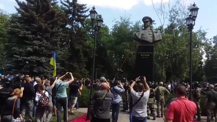На Украине снесли памятник Жукову