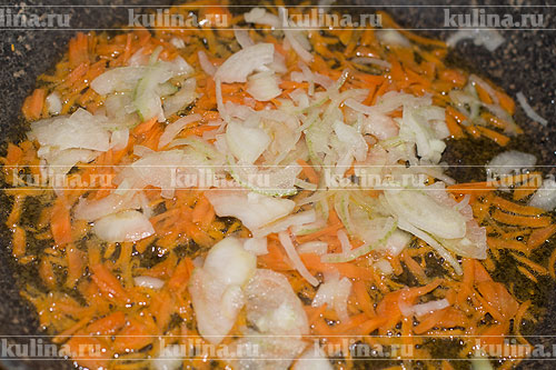 Грибная солянка Репчатый лук нарезать соломкой и положить в сковороду.