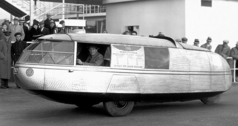 Легкий Dymaxion с колесной базой 3,2 метра и массой всего 830 кг в одном из рекламных заездов авто, автодизайн, автомобили, дизайн, интересные автомобили, минивэн, ретро авто