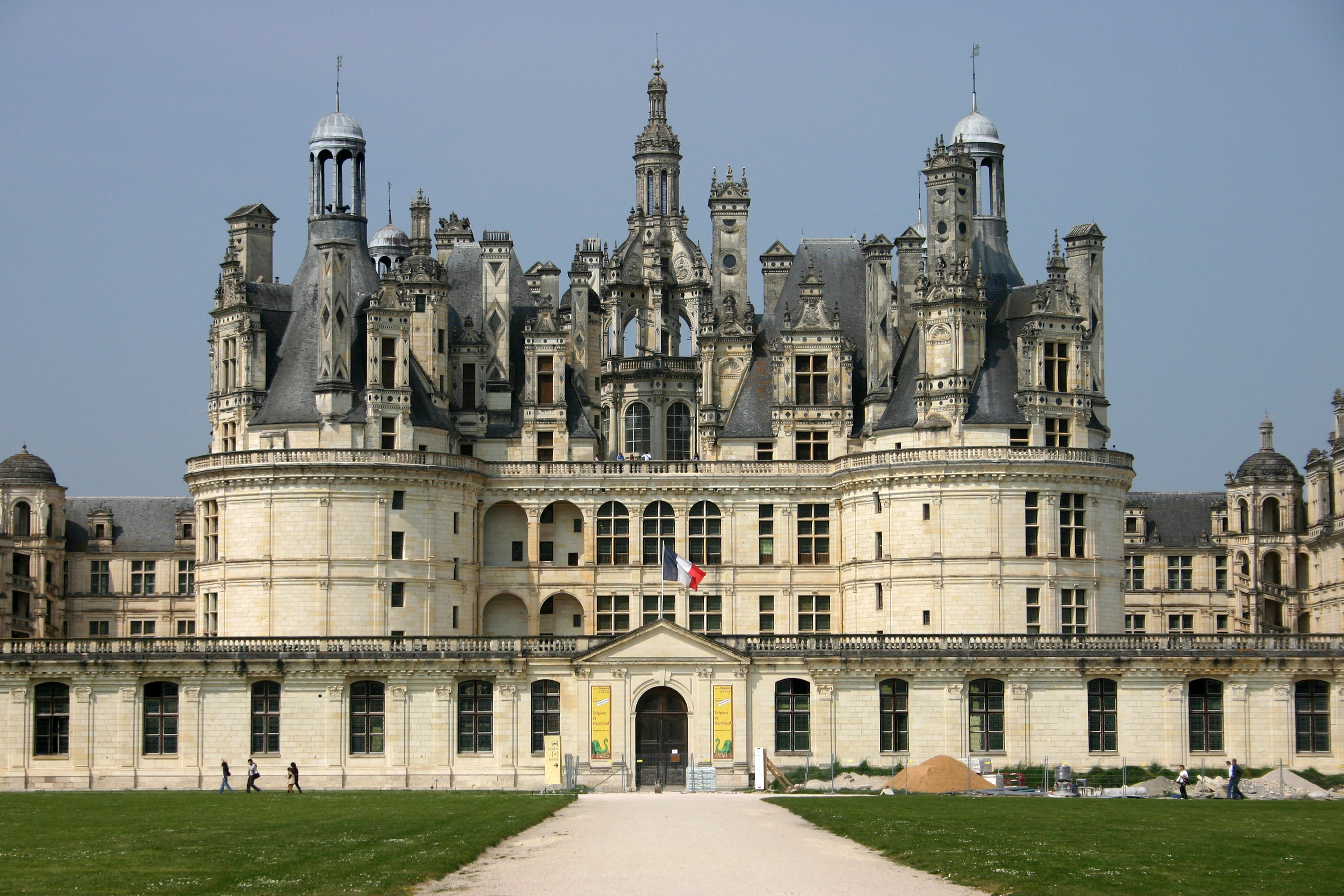 http://aminpro.ru/dopoln/kartinki/dopol/soorug/france/chambord_porte_royale2.jpg