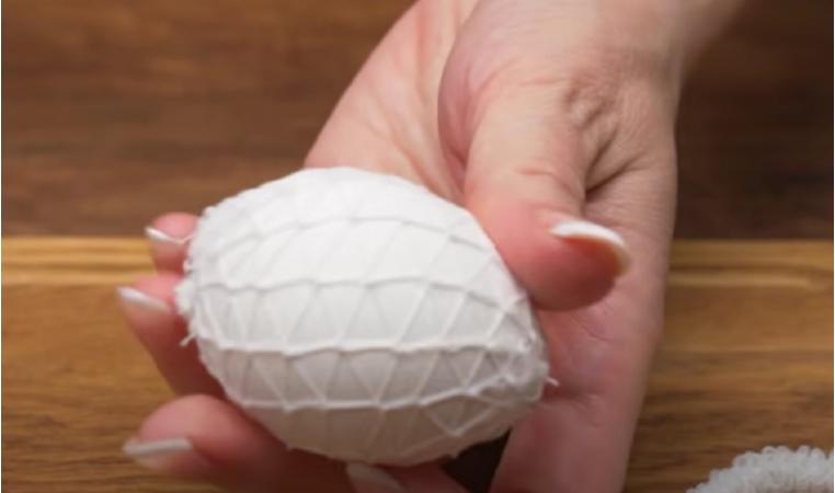 Бинт и шелуха: идея оригинальной окраски яиц на Пасху  мастер-класс,праздники