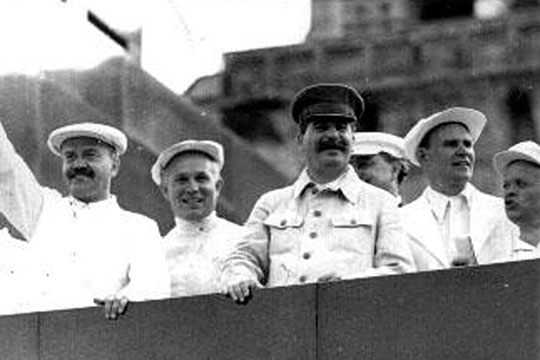 Станислав Косиор (крайний справа) в Москве на трибуне Мавзолея В.И. Ленина во время парада физкультурников на Красной площади в 1936 году.