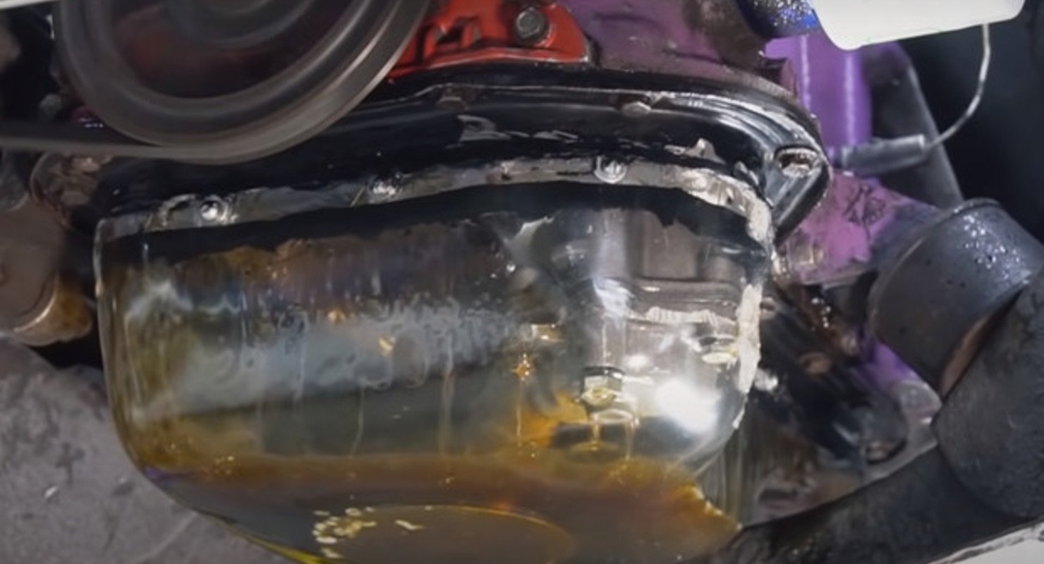 Русские умельцы сделали мотор автомобиля прозрачным и удивились, как там все работает
