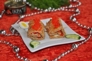 Фото к рецепту: КАНАПЕ С СЫРОМ ОГУРЦОМ И ИКРОЙ ИЗ ХЛЕБЦЕВ