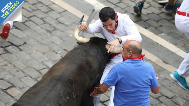 Слабоумие и отвага: забег быков на фестивале Сан-Фермин в Испании Слабоумие и отвага: забег быков на фестивале Сан-Фермин в Испании заграница,страны,туризм