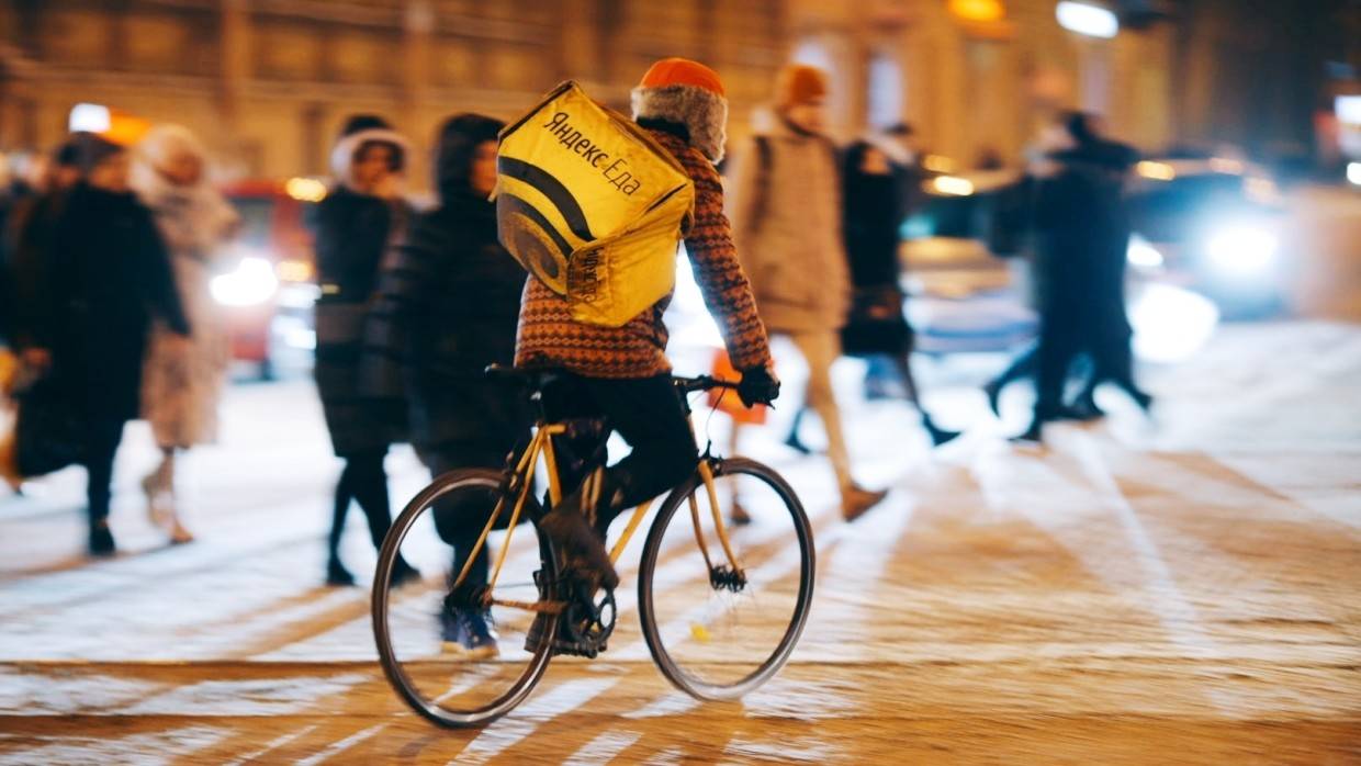 Невнимательный водитель сбил курьера на велосипеде в центре Петербурга