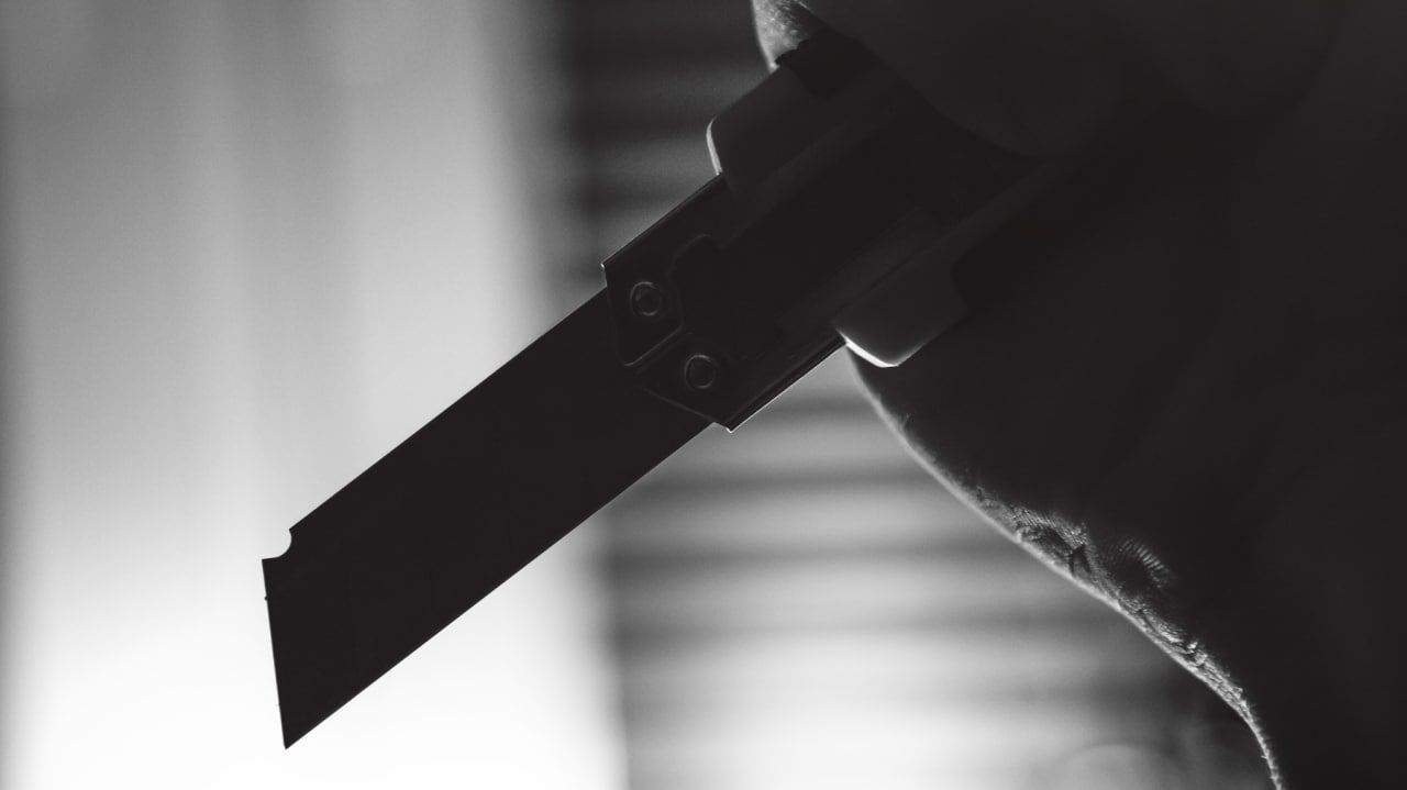 В Приозерске грабитель ударил продавца магазина ножом ради бутылки вина