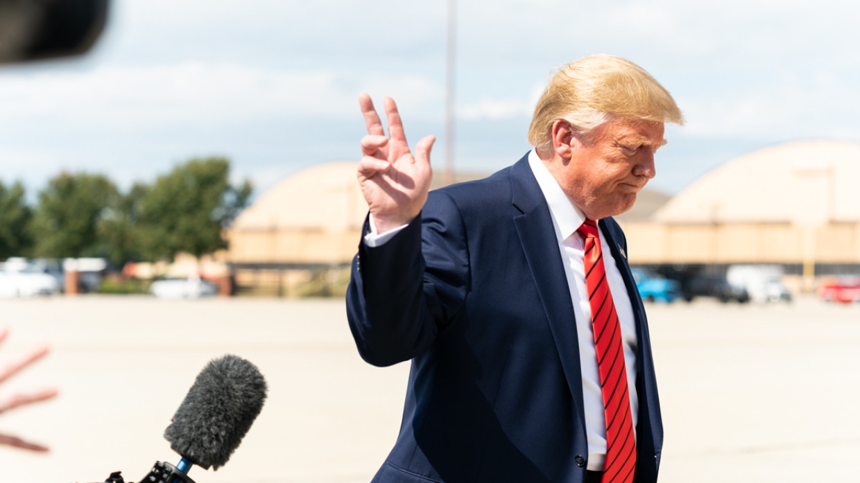 Неподходящая косметика сделала лицо Трампа оранжевым в 2017 году